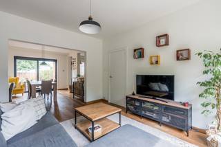 Instapklare gezinswoning met 4 slaapkamers op toplocatie.<br /><br />Bent u op zoek naar een instapklare woning op een rustige, maar centrale ligging? Dan is deze charmante gezinswoning in Herentals precies wat u zoekt. <br /><br />Op wandelafstand van het stadscentrum vindt u winkels, scholen, openbaar vervoer, sportfaciliteiten en alle dagelijkse voorzieningen. Bovendien geniet u van een vlotte verbinding naar de E313 en de omliggende gemeenten.<br /><br />Via de inkomhal betreedt u de gezellige leefruimte, waar een sfeervol salon en een ruime eetplaats naadloos in elkaar overvloeien. Dankzij het aangename zicht op de tuin geniet u hier van een open en lichtrijk gevoel. De halfopen keuken is volledig uitgerust met de nodige toestellen en sluit mooi aan op de leefruimte.<br /><br />Op het gelijkvloers bevinden zich verder een praktische berging, een apart gastentoilet en de toegang tot een koele, droge kelder.<br /><br />De eerste verdieping beschikt over twee ruime slaapkamers en een comfortabele badkamer, uitgerust met een ligbad, douche, groot lavabomeubel en een tweede apart toilet. Een extra kamer, ideaal als bureau of dressing, geeft via een vaste trap toegang tot de volledig ingerichte zolder. Hier bevinden zich nog twee (kinder)kamers met praktische ingemaakte kasten.<br /><br />Ook buiten heeft deze woning heel wat te bieden. De gezellige stadstuin is een heerlijke plek om te ontspannen en beschikt over een handige tuinberging. Extra praktisch is de achterliggende toegang tot het perceel, waardoor u eenvoudig met fietsen of vuilnisbakken de tuin kunt bereiken.<br /><br />Tot slot scoort deze woning ook uitstekend op vlak van energiezuinigheid. Dankzij de isolatie, de condenserende gasketel en de zonnepanelen geniet u van een gunstig EPC-label B, wat zich vertaalt in een lagere energiefactuur en extra wooncomfort.<br /><br />Kortom, een verzorgde en verrassend ruime gezinswoning op een uitstekende locatie, waar comfort, bereikbaarheid en energiezuinig wonen perfect samenkomen.<br /><br />Benieuwd? Bel ons voor een afspraak op 014 58 02 08 en ontdek zelf alles wat deze woning te bieden heeft!