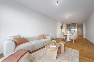 Ontdek dit prachtig instapklaar appartement met frontaal zeezicht, gelegen in een residentie die recent een kwalitatieve totaalrenovatie onderging. De vormgeving van het gebouw werd behouden, terwijl de appartementen volledig nieuw werden ingericht volgens hedendaagse comfortnormen.<br /><br />De lichtrijke leefruimte met open, volledig uitgeruste keuken vormt een aangename leefomgeving met zicht op zee. Verder beschikt het appartement over een praktische berging, een moderne badkamer met inloopdouche en een comfortabele slaapkamer met zeezicht.<br /><br />Als extra troef is er toegang tot het gemeenschappelijk zwembad, wat het vakantiegevoel compleet maakt.<br /><br />Indeling: inkomhal – apart toilet – berging - badkamer met inloopdouche – slaapkamer – leefruimte met open keuken – terras – toegang tot gemeenschappelijk zwembad.<br />Mogelijkheid tot aankoop of huur van een staanplaats bij het gebouw.<br /><br />Troeven<br />- Frontaal zeezicht<br />- Instapklaar en kwalitatief afgewerkt<br />- Gemeenschappelijk zwembad<br />- Gemeenschappelijke fietsenberging<br /><br />Interesse?<br />Contacteer ons via 059 41 10 10 of info@immopadiva.be. Ook bereikbaar op zondag.