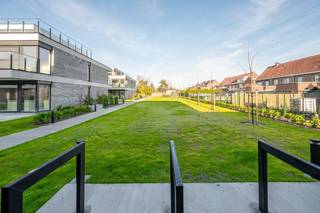 Nieuwbouwappartementen in een moderne stijl worden volledig sleutel op de deur afgewerkt. De appartementen kennen volgende indeling: inkomhal + vestiaire met gastentoilet, berging, keuken, leefruimte met zithoek,  en groot schuifraam naar het terras toe van 12,9m² met tuin. Verder is er 1 slaapkamer, een badkamer met dubbele lavabo, ligbad of inloopdouche. Extra's: epeil 30, centrale verwarming  met individuele warmtepomp en privatieve zonnepanelen. Reeds 70% verkocht!