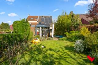 <p>Ruime halfopen bebouwing met prachtige tuin in Kessel-Lo<br /><br /></p>
<p>Ontdek deze bijzonder goed onderhouden halfopen bebouwing, ideaal gelegen in het geliefde Kessel-Lo. Deze woning combineert ruimte, comfort en een uitstekende ligging met veel natuurlijke lichtinval en een aangename, rustige woonomgeving vlak bij de stad. Dankzij de doordachte indeling met een centrale keuken en de aangesloten veranda geniet u van een aangename woonervaring doorheen het hele jaar. <br /><br /></p>
<p>Troeven van deze woning:</p>
<ul>
<li>Halfopen bebouwing met veel privacy</li>
<li>Bijzonder goed onderhouden en instapklaar</li>
<li>Veel natuurlijke lichtinval dankzij grote raampartijen</li>
<li>Functionele en aangename indeling voor optimaal wooncomfort</li>
<li>Kwaliteitsvolle en centrale keuken in het hart van de woning</li>
<li>Praktische extra wasruimte en voldoende bergruimte</li>
<li>Drie volwaardige ruime slaapkamers</li>
<li>Rustige woonomgeving met vlotte verbindingen</li>
<li>Zonnepanelen aanwezig voor extra energiezuinigheid</li>
<li>Fantastisch terras en tuin, ideaal om te genieten van rust en buitenleven</li>
<li>Garage aanwezig met extra parkeermogelijkheden vooraan</li>
<li>Overdekte fietsenstalling voor meerdere fietsen</li>
<li></li>
</ul>
<p><br />Kortom:</p>
<p>Een instapklare halfopen bebouwing met veel licht, een uitstekende staat van onderhoud, gelegen op een toplocatie in Kessel-Lo waar rust en bereikbaarheid perfect samenkomen.<br /><br /></p>
<p>Interesse? Contacteer ons vandaag nog voor een bezoek!</p>