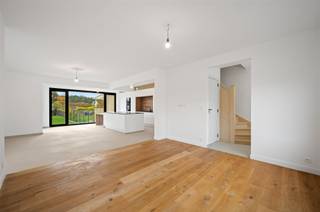 <p><span><span>Cette maison avec pompe à chaleur (label de construction epc A) et chauffage général par le sol, est construite sur un terrain idéalement orienté, sur un bras latéral de la Battelsesteenweg, à proximité de l'E19, de la Dijle et de la Vaart. Certaines caractéristiques exceptionnelles rendent cette maison particulièrement attrayante pour les indépendants et/ou les personnes ayant des hobbies et qui ont besoin d'une capacité de stockage. Le sous-sol intègre deux garages/locaux de stockage, accessibles depuis le côté jardin par une porte sectionnelle. Ils ont une profondeur de près de 10 mètres et 6 mètres respectivement. L'espace de vie (parquet) avec cuisine ouverte au premier étage est doté de grandes fenêtres qui suivent en quelque sorte le soleil tout au long de la journée. La cuisine avec îlot excelle en termes d'espace de rangement, de places assises (4 à la table fixe), de choix des matériaux (granit) et d'appareils de qualité : congélateur, réfrigérateur, four, micro-ondes et lave-vaisselle. La plaque de cuisson est équipée d'une hotte aspirante intégrée. Les escaliers du sol authentique ont été joliment peints et l'escalier en béton du sous-sol a été recouvert de pierre naturelle. La salle de bains du premier étage est suffisamment spacieuse pour accueillir une armoire double avec un grand miroir, des toilettes suspendues et une belle douche à l'italienne avec des robinets de luxe (Hansgrohe). Les deux chambres spacieuses du premier étage sont dotées de larges fenêtres avec plusieurs sections d'ouverture. L'étage sous le nouveau toit abrite une autre très grande chambre (stratifiée) avec 2 fenêtres velux.</span></span></p>