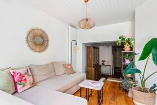 <p><span>Niet zomaar “het zoveelste appartement in de stad”, maar eentje met </span><strong><span>karakter</span></strong><span> en een </span><strong><span>speelse indeling</span></strong><span>. Achter de gevel aan de Charlottalei schuilt een verrassend en gezellig gelijkvloers appartement, vlak bij het Stadspark!</span></p>
<p><span>Bij het binnenkomen valt de unieke indeling meteen op. Aan de linkerzijde bevindt zich de ingerichte keuken, voorzien van ingemaakte kasten, lavabo, inductiekookplaat, dampkap, vaatwasser, oven en koelkast. In de ingemaakte kasten is bovendien de aansluiting voor wasmachine en droogkast voorzien.</span></p>
<p><span>Aansluitend bevindt zich de eetruimte, met plaats voor een gezellige eethoek of waar je alvast kunt beginnen brainstormen over toekomstige aperoavonden. Aan de rechterzijde bevindt zich de badkamer, uitgerust met douche, lavabomeubel en toilet.</span></p>
<p><span>Een echte troef is het </span><strong><span>verhoogde leefniveau</span></strong><span>. Hier creëer je een gezellige zithoek, ideaal om na een lange dag tot rust te komen, je favoriete programma in te halen of simpelweg te genieten van het zicht op de koer. Het Stadspark ligt letterlijk om de hoek, maar deze koer? Die is helemaal van jou!</span></p>
<p><span>Daarnaast beschikt het appartement over een </span><strong><span>ondergrondse slaapkamer </span></strong>met verluchtingsraam<span>, bereikbaar via een open trap. Deze ruimte zorgt voor extra privacy én geeft het appartement zijn bijzondere karakter. Er zijn kortom heel wat hoekjes en kantjes om te ontdekken.</span></p>
<p>Op zoek naar een ideale starterswoning? Klaar om een nieuw hoofdstuk te starten? Of zie je het eerder als investering? Het kan allemaal!</p>
<p><span>Dankzij de centrale ligging bevinden het Centraal Station, de Diamantwijk en de Meir zich op </span><strong><span>wandelafstand</span></strong><span>. Ook het openbaar vervoer en de belangrijkste invalswegen zijn vlot bereikbaar.</span></p>
<p>Onze favoriete plekjes in de buurt?<span> Denk aan Barchel of Barnini voor een gezellige lunch, Le Pain Quotidien voor een koffie en snelle hap, en Little BÚN voor een lekkere Vietnamese lunch of diner.<br /></span><span><br /><strong>Op een rijtje:</strong><br />- Centrale locatie<br />- EPC = C<br />- EK = conform<br />- Lage gem. kosten (privégebruik water en verwarming inbegrepen)<br />- Ideale starterswoning<br />- Speelse indeling<br />- Binnenkoer <br /><br />De woning liever zelf ontdekken? Plan gerust een bezoek in!<br /><br />Attesten beschikbaar via: https://jamar.immo/<br />Wg, Gvkr, Gmo, Gdv, Gvv, geen WORG, geen vermelding in het maatregelenregister</span></p>
