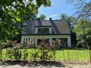 In deze groene en rustige omgeving, toch dicht bij het dorp, kan je deze volledig gerenoveerde woning vinden.Van zodra je de voordeur opendoet valt...