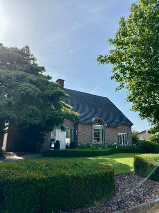 Mooie charmante instapklare woning met volledig omheinde verzorgde tuin waar privacy en ontspanning centraal staan. Op het ruime, deels overdekte terras geniet je van je eigen wellness hoek met sauna, jacuzzi en buitendouche.<br />Deze mooie, instapklare villa in open bebouwing met hoogwaardige afgewerkte materialen bevindt zich in het landelijke Bunsbeek. De woning biedt op het gelijkvloers lichtrijke aangename open leefruimtes en op de bovenverdieping 4 slaapkamers, een badkamer en een apart toilet. De nachthall is voorzien van ingebouwde kasten tot plafond hoogte dat dienst doet als extra opbergruimte. De dubbele garage bevindt zich in de kelderverdieping en is voorzien van een sectionale garagepoort.