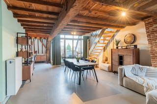 In het centrum van Leuven ontdek je dit bijzonder sfeervolle appartement in een kleinschalig gebouw dat meteen opvalt door zijn rijke geschiedenis...