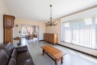 Op slechts een boogscheut van het centrum van Staden en op 10 minuten rijden van Roeselare, vinden we deze charmante halfopen bebouwing terug. De woning is rustig gelegen en geniet van een prachtige, open groene tuin - ideaal voor wie houdt van rust én bereikbaarheid.<br /><br />Deze woning staat op een royaal perceel van maar liefst 1.010 m² en biedt de perfecte balans tussen wooncomfort, parkeerruimte en een mooi stukje natuur. Dankzij de zuidgerichte tuin geniet u van zon en privacy, bovendien is de tuin voorzien van een tuinhuis met garage. <br /><br />Indeling van de woning: <br />Gelijkvloers: Woonkamer met mogelijkheid tot afscheiden aparte eetkamer, functionele keuken met directe toegang tot de veranda en extra ruimte die kan dienstdoen als slaapkamer of polyvalente ruimte.<br />Verdieping: Vier volwaardige slaapkamers, badkamer en toegang tot de zolder. <br /><br />Enkele troeven:<br />- Slechts 10 minuten van centrum Roeselare;<br />- 5 slaapkamers;<br />- Royaal perceel van 1.010 m²;<br />- Rustige ligging met open zicht;<br />- Veel parkeermogelijkheid op eigen terrein.<br /><br />Deze woning is ideaal voor grote gezinnen of wie op zoek is naar rust en ruimte vlak bij de stad. Contacteer ons vandaag nog voor een persoonlijk bezoek! <br /><br />(De geadverteerde prijs is een richtprijs!)