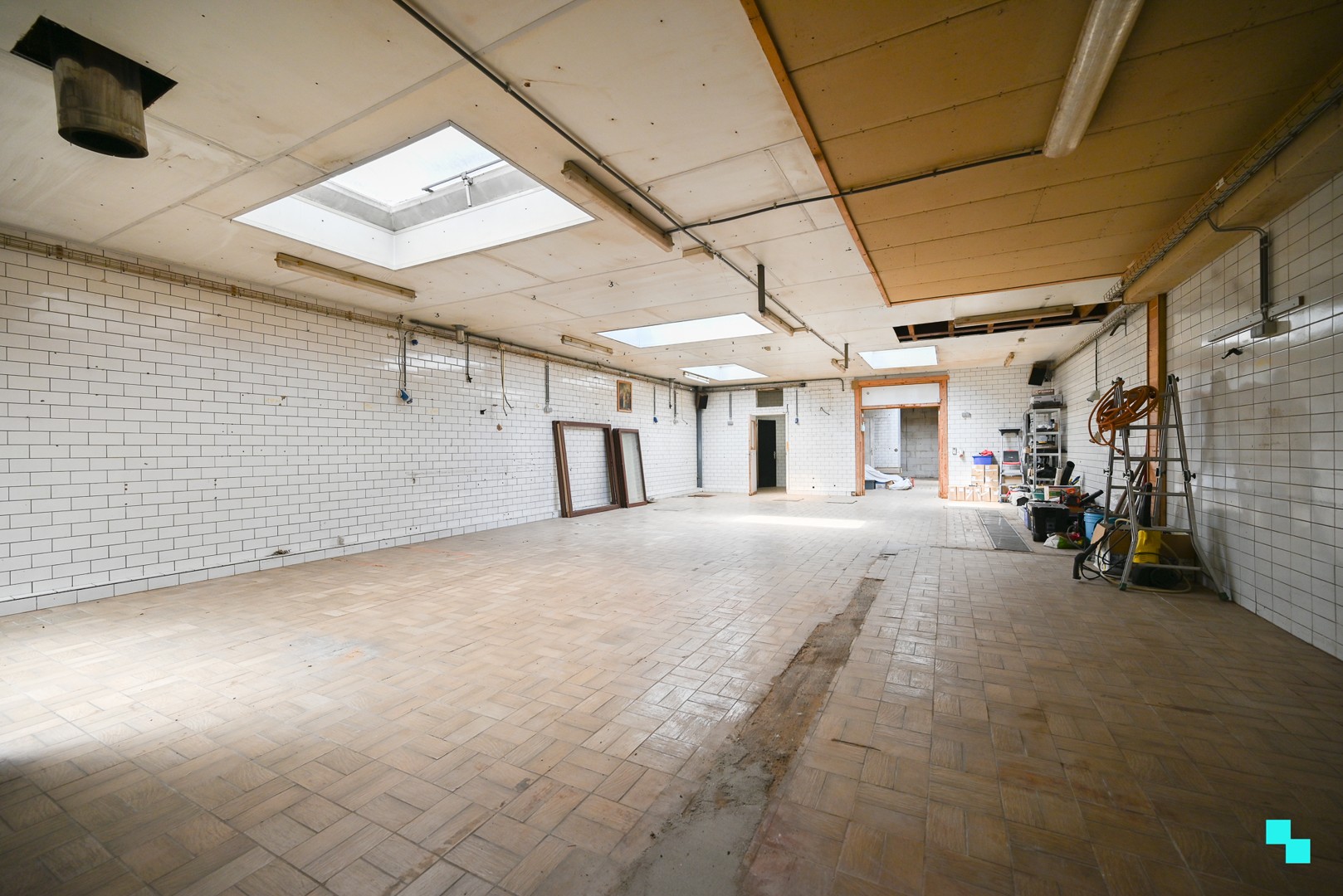 Bedrijfsgebouw met bovenliggend appartement te Sint-Eloois-Winkel - photo 5