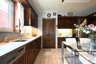 Deze woning is gelegen in een rustige woonwijk waar wooncomfort en bereikbaarheid perfect samengaan. De buurt staat bekend om haar residentiële karakter en biedt een vlotte verbinding naar de stad, evenals nabijgelegen winkels, scholen en het openbaar vervoer. Ideaal voor wie graag rustig woont maar toch dicht bij alle voorzieningen wil blijven. <br /><br />Op het gelijkvloers leidt de inkomhal naar de lichtrijke leefruimte met eetplaats aan de voorzijde van de woning en naar de volledig uitgeruste keuken met aansluitend een praktische bijkeuken met berging en wasplaats. Op deze verdieping bevindt zich ook een badkamer met douche, lavabo en toilet. Aan de achterzijde zorgt een ruime, nieuwe veranda voor een aangenaam contact met de tuin. De eerste verdieping omvat drie volwaardige slaapkamers, waarvan één met ingemaakte kasten. De grote zolder, bereikbaar via een trapladder, biedt bijkomende mogelijkheden voor wie extra kamers of opbergruimte wenst. <br /><br />Twee geautomatiseerde garageboxen en een lange oprit zorgen voor uitzonderlijk veel parkeergelegenheid en opbergruimte. <br /><br />Dankzij de moderniseringen — waaronder meerdere warmtepompen, vernieuwing elektriciteit, PVC-schrijnwerk met hoogrendementsglas, 21 zonnepanelen, 2 Sonnen-thuisbatterijen, vernieuwde roofing en opbouwrolluiken — is deze woning volledig instapklaar.<br /><br />Benieuwd naar deze charmante gezinswoning in Wondelgem? Plan nu je vrijblijvende afspraak.
