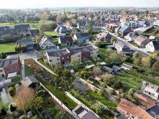 INDELING VAN DE WONING<br /><br />GELIJKVLOERS<br /><br />- Inkomhal- Gastentoilet- Leefruimte met open keuken- Trap naar boven- Berging- Parkeerplaats<br />EERSTE VERDIEP<br /><br />- Nachthal- Apart toilet- Badkamer- Berging- 3 slaapkamers<br />Afbeeldingen zijn steeds illustratief en contractueel niet bindend.<br /><br />De koper heeft deels nog inspraak in de stijl en afwerking van de woning voor zover deze zaken niet werden vastgelegd door vergunning of bestelling van materialen.<br /><br />TIP: Hoe sneller U beslist in de bouwfase, des te meer inspraak U heeft in de keuze van materialen en/of afwerking.<br /><br />ECO-uitvoering dat voldoet aan strenge energienormen.<br /><br />- Zonnepanelen- Doorgedreven isolatie- Warmtepomp i.p.v. gas- Vloerverwarming- Ventilatie D- Max. E-peil = 30- Elektriciteitsaansluiting : 3 fasen