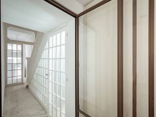 Op wandelafstand van het Koning Albertpark gelegen, combineert deze gerenoveerde karakterwoning het authentieke cachet van een vroeg-20ste-eeuws burgerhuis met een subtiele maar uitgesproken hedendaagse klasse en comfort. Ontworpen in 1909 door architect Adolphe Van Coppernolle in eclectische stijl met neoclassicistische inslag, werd het pand met groot respect voor zijn oorspronkelijke grandeur volledig vernieuwd, waarbij historische details en moderne afwerking naadloos samenkomen.<br /><br />Bij binnenkomst in de inkomhal gaat u rechts naar de man cave, die ook dienst kan doen als praktijkruimte. Via de trap bereikt u de lichtrijke leefruimte met eetkamer en open keuken, die rechtstreeks toegang bieden tot het terras en de privatieve tuin. Op het tussenverdiep bevindt zich een royale douchekamer. De eerste verdieping omvat twee slaapkamers, waarvan één uitkomt op een ruim terras, terwijl de tweede verdieping volledig is gewijd aan de master suite met ensuite badkamer en dressing. De zolderverdieping biedt een polyvalente ruimte met de mogelijkheid voor een extra slaapkamer en badkamer.<br /><br />Aanvullend: Authentieke elementen, hoogwaardige materialen, ventilatie D met warmterecuperatie, 16 zonnepanelen, EPC A.<br /><br />Zeer centraal en rustig gelegen, dichtbij het centrum, uitvalswegen naar de snelweg en het openbaar vervoer.<br /><br />Voor meer informatie en een bezichtiging kunt u contact opnemen met Merva Marasligil op +32 (0) 484 96 35 94.