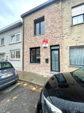 Menen: smaakvol gerenoveerde woning met 4 kamers en garage te huur.Indeling:inkomhal, living met open keuken, badkamer, 2 aparte toiletten,...