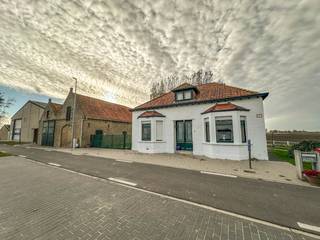 Maison individuelle à rénover avec grand garage/espace de stockage, située en zone rurale à 10 km de la mer (Westende).La maison se comprend: hall...