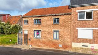 Op zoek naar een woning waar je volledig je eigen stempel op kan drukken? Deze te renoveren woning op 410 m² biedt je de ideale kans! Dankzij de rustige, landelijke ligging in een doorlopend straatje in Heers geniet je hier van een aangename woonomgeving met veel potentieel.<br /><br />Binnenin vind je een inkomhal, een gezellige leefruimte met open keuken, een eenvoudige badkamer en een apart toilet. De bovenverdieping is momenteel één grote open ruimte en kan volledig naar eigen wens worden ingedeeld – ideaal voor het creëren van meerdere slaapkamers of een ruime master suite. Daarnaast beschikt de woning ook over een kelder.<br /><br />Bouwkundig zijn er nog enkele werken voorzien: de woning heeft houten ramen met enkel glas en een zadeldak met pannen, beiden aan vernieuwing toe. Het perceel is volledig omheind en biedt een mooie tuin van 410 m², perfect om te genieten van de buitenlucht in alle rust.<br /><br />Pluspunten: <br />- Unieke kans om een woning volledig naar eigen smaak te renoveren<br />- Geschikt als starterswoning of investeringspand met huurpotentieel<br />- Rustige, landelijke ligging met toch een vlotte bereikbaarheid<br /><br />Maatregelen opgenomen in het Maatregelenregister: nee<br /><br />Ben jij de handige doe-het-zelver of investeerder die dit huis nieuw leven inblaast? Dan is dit pand zeker een bezoek waard!<br /><br />Interesse in deze woning of wens je een bezichtiging ter plaatse?<br />Bel ons op 078/78.78.70 of spring gewoon binnen in ons kantoor – steeds welkom bij ImmoFusion!<br />----<br />
<p>À la recherche d’une maison dans laquelle vous pourrez exprimer pleinement votre propre style ? Cette habitation à rénover, implantée sur un terrain de 410 m², vous offre une opportunité idéale ! Grâce à sa situation calme et champêtre dans une rue peu fréquentée à <span><span>Heers</span></span>, vous profiterez d’un cadre de vie agréable avec un beau potentiel.</p>
<p>À l’intérieur, vous trouverez un hall d’entrée, un séjour convivial avec cuisine ouverte, une salle de bains simple ainsi qu’un WC séparé. L’étage se compose actuellement d’un vaste espace ouvert pouvant être aménagé entièrement selon vos envies – idéal pour créer plusieurs chambres ou une spacieuse suite parentale. La maison dispose également d’une cave.</p>
<p>Sur le plan technique, certains travaux sont à prévoir : la maison est équipée de châssis en bois avec simple vitrage et d’une toiture à deux versants en tuiles, tous deux nécessitant un renouvellement. Le terrain est entièrement clôturé et offre un joli jardin de 410 m², parfait pour profiter du plein air en toute tranquillité.</p>
<p><strong>Points forts :</strong></p>
<p>-Opportunité unique de rénover entièrement une maison selon vos goûts<br />-Convient parfaitement comme première acquisition ou comme investissement avec potentiel locatif<br />-Situation calme et rurale tout en bénéficiant d’un accès aisé aux commodités</p>
<p><strong>Mesures reprises dans le Registre des mesures:</strong> non</p>
<p>Vous êtes un bricoleur passionné ou un investisseur prêt à redonner vie à cette maison ? Alors ce bien mérite certainement votre visite !</p>
<p>Intéressé(e) par cette propriété ou souhaitez-vous organiser une visite sur place ?</p>
<p>Appelez-nous au 078/78.78.70 ou passez simplement dans notre agence : vous êtes toujours le bienvenu chez <span>ImmoFusion</span> !</p>