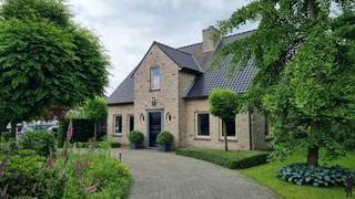 <strong>Instapklare vrijstaande woning gelegen op een perceel van circa 1.000m² met vrij uitzicht aan de achterzijde.<br />De woning van bouwjaar 1999 heeft o.a 3 slaapkamers ,werkkamer en lichte woonruimtes. <br />De woning is energiezuinig met zijn zonnepanelen en thuisbatterij.<br />De woning is uniek gelegen in een rustige en groene omgeving nabij natuurgebieden en de Nederlandse grens.<br /></strong><br /><span>Gelijkvloers</span><br /><span>U betreedt de woning via de ruime hal met garderobe, trapopgang en gastentoilet. <br />Vanuit de hal komt u in de ruime woonkamer met zicht op de tuin en voorzien van een natuurstenen vloer en een gezellige houtkachel met ventilatie. Aan de tuinzijde zijn er 2 dubbele openslaande tuindeuren waardoor er veel lichtinval is.</span><br />De aangrenzende keuken is voorzien van luxe keukeninrichting met de nodige kwaliteitsapparatuur en er is een praktische berging/bijkeuken.<br />In de keuken is er ruimte voor een eettafel waarvan u kan genieten van uitzicht over de tuin.<br /><br /><span>Eerste verdieping</span><br /><span>De vaste trap in de hal brengt u naar de eerste verdieping. De eerste verdieping is voorzien van een natuursteen vloer.<br />De overloop geeft toegang tot de drie ruime slaapkamers en een dressing. <br /></span>De badkamer is ruim en is voorzien van een ligbad, douche, dubbele wastafel en toilet. In de badkamer is vloerverwarming aanwezig.<br /><br />Tweede verdieping<br />Via een vlizo trap te bereiken ruime bergzolder. De zolder vloer is extra geisoleerd.<br /><br />Garage<br />Compacte garage/berging te bereiken via een deur aan de zijkant of via de garagepoort.<br /><br /><span>Buitengebeuren</span><br /><span>De aangename fraai aangelegde achtertuin heeft een fijn terras en grenst aan weilanden dus geniet u van vrij uitzicht en geen achterburen.</span><br /><span>De voortuin is aangelegd en heeft een oprit voor het huis voor meerdere auto's.<br /></span>In de tuin is er een praktische berging voor het tuingereedschap.<br /><br /><span>Bijzonderheden</span><br /><span>- Bouwjaar 1999</span><br /><span>- energielabel B</span><br /><span>- HR ketel op aardgas<br />-vloerverwarming op de begane grond.</span><br /><span>- zonnepanelen en thuisbatterij.<br /></span>-electrische zonneschermen over de volle breedte. <br />-horren in alle ramen<br />-buitenschilderwerk in 2024 gedaan.<br /><span>- Groene en rustige omgeving nabij landgoed Nieuwkerk en Ooievaarsnest.</span><br /><br /><br />https://tour.giraffe360.com/208f3d58618d4c37b1dbe3ac5b08ed83/