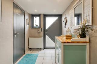 <p>immo DAVID vous présente : maison bel-étage habitable de suite</p>
<p>Découvrez cette maison 2 façades lumineuse et spacieuse, idéalement située dans une rue calme et sans issue. Certificat PEB D et électricité conforme.</p>
<p>Au rez-de-chaussée : un espace polyvalent de 16 m² (bureau ou chambre), un débarras de 11 m² pouvant devenir cuisine avec accès direct au jardin sud de 150 m². Garage intégré et emplacements de parking.</p>
<p>Au premier étage : séjour et salle à manger lumineux de 47 m² avec chauffage au sol, cuisine ouverte de 12 m², tous donnant sur le jardin et la terrasse ensoleillée.</p>
<p>Au deuxième étage : trois chambres climatisées avec Velux, salle de bain de 11 m² avec double lavabo et baignoire.<br />JOURNÉE PORTES OUVERTES SAMEDI 04/04 DE 12H30 À 14H00</p>
<p>Situation idéale : proche piste cyclable, bois de la Laarbeek, Hôpital Universitaire de Jette, écoles, commerces et transports.</p>
<p>Maison clé en main, spacieuse et polyvalente – à visiter sans tarder<br /><br />JOURNÉE PORTES OUVERTES SAMEDI 04/04 DE 12H30 À 15H00</p>