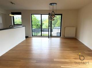 <p><span>Lichtrijk hoekappartement te huur in Wommelgem, gelegen op de eerste verdieping van een kleinschalig gebouw zonder lift. Het appartement beschikt over een gezellige woonkamer op parket met aansluitend terras, een open keuken voorzien van alle toestellen, twee slaapkamers van 13,5 m² en 9,5 m², waarvan de grootste toegang geeft tot het tweede terras, een badkamer met bad en douche, apart toilet en een praktische berging met aansluiting voor een wasmachine. Dankzij de hoekligging is er veel natuurlijke lichtinval en geniet u van een mooi zicht op het groen. Het appartement is voorzien van een nieuwe cv op gas, fiber, vliegenramen, gordijnen en verlichting.</span></p><p><span>Twee buitenautostaanplaatsen zijn verplicht bij te huren aan €100 per plaats p/mnd. </span></p><p><span>Vaste kosten inbegrepen.</span></p><p><span>Onmiddellijk beschikbaar.</span></p>