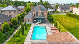 Exclusieve villa met zwembad op riant perceel in Koersel!Bij ImmoFusion 7/7 “open huis”: klik op onze 3D-TOUR.Ervaar vastgoed alsof je er zelf...