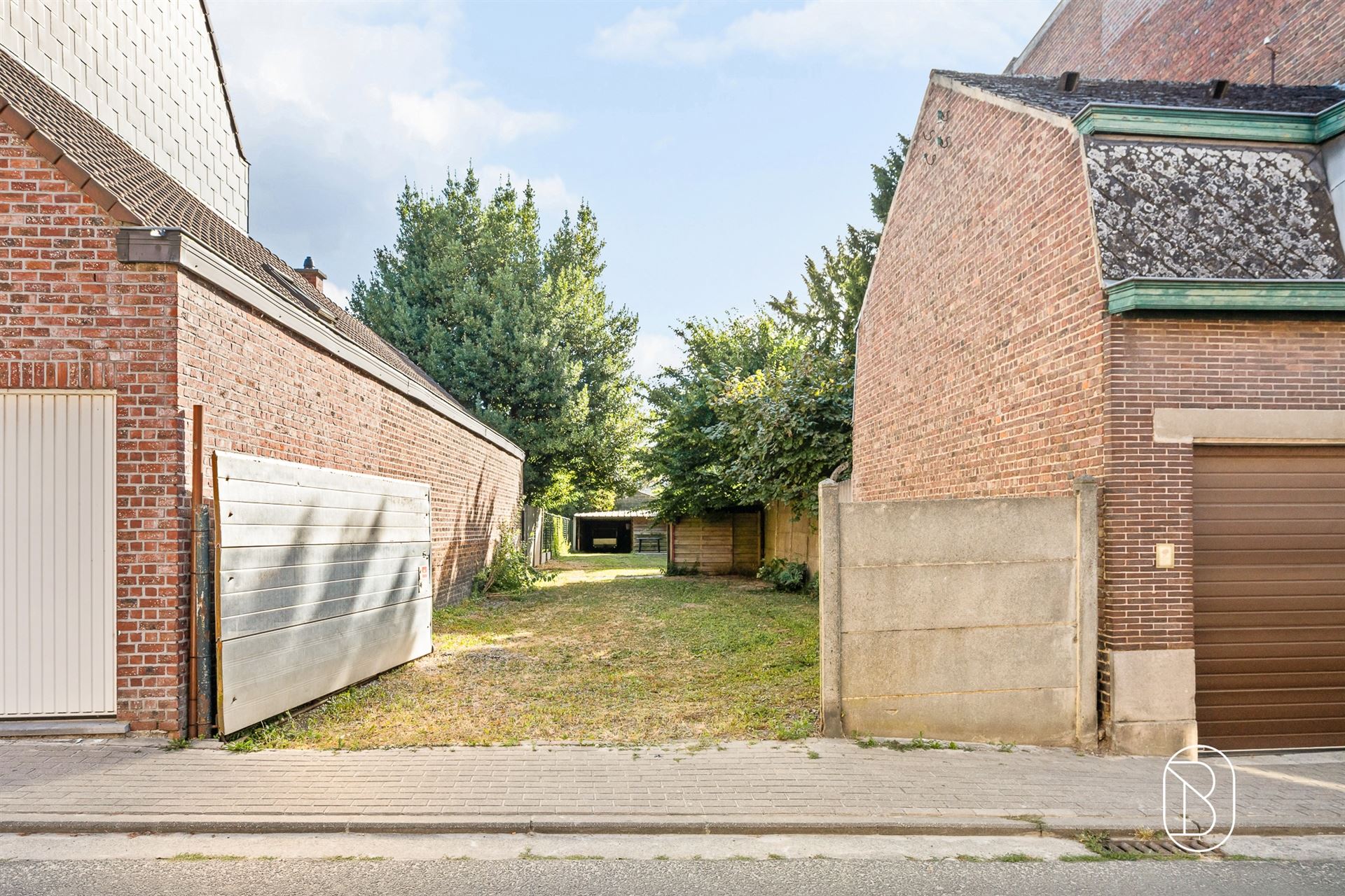 Commercieel gelegen winkel, woonst, magazijn en bouwgrond - foto 4