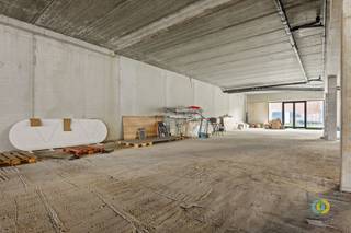<p><span>Ben jij klaar om jouw zaak te vestigen op een toplocatie? Dit handelspand aan het T'Brughuis, in het kloppende hart van de 4 Fonteinen site, biedt alles wat je nodig hebt om te groeien. Met duizenden nieuwe bewoners die tussen nu en 2038 hun intrek nemen, biedt de buurt volop potentieel. De site combineert woningen en commerciële functies, met recent gevestigde namen zoals Albert Heijn en basisschool Tangram. Wat bereikbaarheid betreft, zit je hier helemaal goed: 4 Fonteinen ligt vlakbij het centrum van Vilvoorde en is optimaal bereikbaar per fiets, auto, bus, trein, boot of te voet. Bovendien is er parkeergelegenheid in de ondergrondse garage en stopt het openbaar vervoer op steenworp afstand. Het handelspand heeft een ruime oppervlakte van 209m² en wordt casco aangeboden, zodat je het volledig kunt indelen en inrichten naar eigen wens. Dit is de ideale kans om jouw zaak te vestigen op een dynamische en goed bereikbare locatie!</span></p><p><span>Weet dat deze ruimte kan gecombineerd worden met (een) andere ruimte(s), indien u nood heeft aan meer oppervlakte.</span></p><p><span> </span></p><p><span> </span></p>