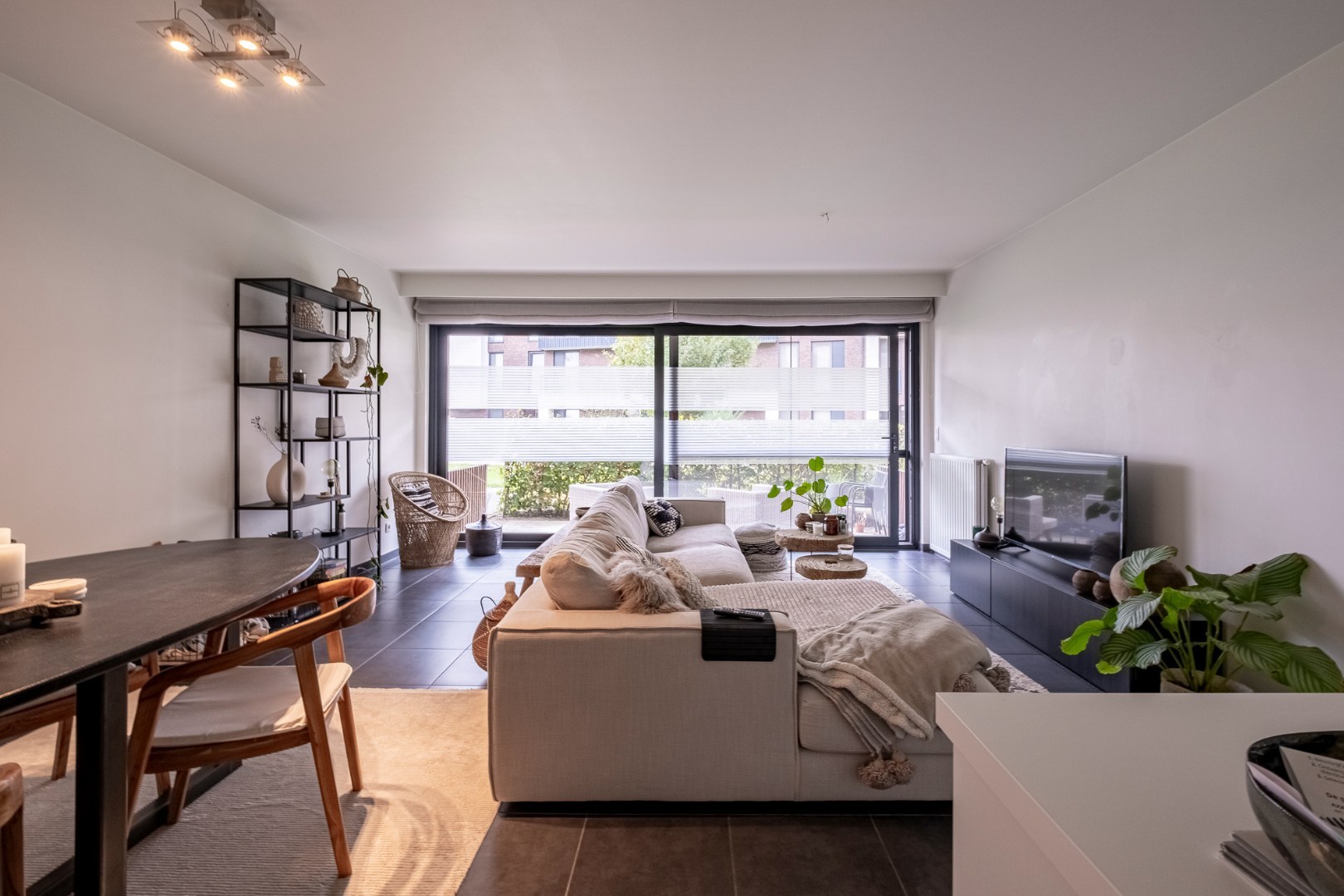Lichtrijk gelijkvloers appartement met 2 slaapkamers en een gezellig tuintje - foto 4