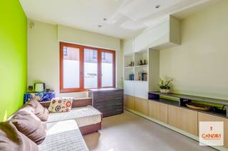 De ruime woning bevindt zich in een aangename en <strong>rustige straat</strong>, op korte afstand van het bruisende centrum van Gent. Binnen handbereik vind u vlotte verbindingen met openbaar vervoer, winkels, scholen en invalswegen. Een bijzondere troef is de nabijheid van het prachtige natuurgebied <strong>Bourgoyen-Ossemeersen</strong>. Hier geniet u van het beste van twee werelden: stedelijk comfort én groen in de onmiddellijke omgeving. <br /><br />Bij het binnenkomen komt u in de inkomhal die toegang geeft tot de eetkamer met <strong>modern uitgeruste keuken (2023). </strong>Verder vindt u de woonkamer/praktijkruimte, die uitkijkt op de <strong>tuin </strong>en zorgt voor een <strong>aangename lichtinval</strong> en wooncomfort. De woonkamer wordt vandaag gebruikt als volledig ingerichte sportstudio met uniek tegenstroombad (Elite Endless Pool). Deze sportruimte is ook volledig gerenoveerd en ingericht met inbouwkasten, gastentoilet, wasruimte en aparte douchecel. De woning beschikt ook over een keldder. Op de eerste verdieping bevindt zich een ruime slaapkamer en een <strong>moderne badkamer</strong>. De tweede verdieping telt nog twee volwaardige slaapkamers (momenteel 1 ruimte), aangevuld met een <strong>mezzanine </strong>die ideaal is als extra bergruimte. Het hoofdgebouw werd in 2012 gerenoveerd en de achterbouw werd in 2020 gerenoveerd. Dit houdt een <strong>totaalrenovatie </strong>in (nieuwe af- en toevoer water/gas, vernieuwing elektriciteit, regenwaterput, behandeling tegen opstijgend vocht enz.)<br /><br />Een extra troef is de <strong>aparte zijingang</strong>, die zorgt voor extra flexibiliteit en praktische toegankelijkheid (<strong>recht van doorgang</strong>).<br /><br />Wenst u graag een bezoek in te plannen? Contacteer Laura via<strong> 0492 07 26 62 </strong>of<strong> laura@convas.be</strong>
