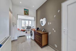 Voor meer info of bezoek, bel 0486/54.96.16 - Op een vlot bereikbare locatie in Anderlecht bevindt zich dit instapklare appartement. Winkel,...