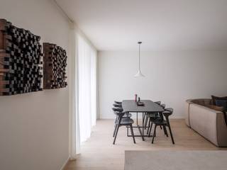 'KAAI 30' is een kleinschalig en duurzaam nieuwbouwproject te Kristus-Koning op wandelafstand van het centrum. Dit tijdloos en architecturaal hoogstaand project bestaat uit 2 kleinschalige volumes die zich situeren op een hoekperceel langsheen het water. Een groot deel van de appartementen zal kunnen genieten van frontaal zicht op het water van de ringvaart vanop de rustige en serene Kolenkaai. Aan de zijde van de Leopold II-laan wordt het tweede gebouw geplaatst rond een groen binnengebied die de 2 gebouwen connecteert. Het project bestaat uit een mix van 1-, 2- en 3-slaapkamerappartementen en magnifieke penthouse-appartementen.<br /><br />Deze appartementen zullen zeer kwalitatief en duurzaam gebouwd worden. Zo zullen de meeste appartementen in het project BEN (Bijna Energie Neutraal - E<30) zijn, en wordt er verwarmd via individuele warmtepompen gekoppeld aan vloerverwarming.<br />Bovendien komt het project ook in aanmerking voor een aankoop met 6% BTW!<br /><br />Het appartement uit deze advertentie betreft een ruim en uiterst rationeel 1slk-appartement van 75 m² + 16 m² terras op de gelijkvloers verdieping die overvloeit en uitgeeft op het centrale binnenplein! Het appartement beschikt verder over 1 slaapkamer, een badkamer, een spatieuze leefruimte, half open keuken met inbouwtoestellen en een berging.<br /><br />Contacteer ons om meer info te krijgen over dit schitterende project, of om een vrijblijvend bezoek te brengen aan het MODELAPPARTEMENT?! Contacteer ons - www.delbecque.immo