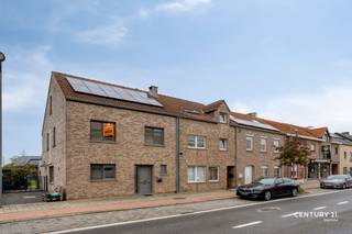 Welkom in Wilsele ! Bent u op zoek naar een energiezuinige woning met uitbreidingsmogelijkheden op een vlot bereikbare locatie ? Zoek dan niet verder, want deze woning aan de Aarschotsesteenweg combineert wat u zoekt. Met drie slaapkamers, een gezellige veranda en een gunstig EPC-label B biedt deze woning alles wat u nodig heeft om er uw nieuwe thuis van te maken.<br /><br />Bij het betreden van de woning ontdekken we een inkomhal die toegang geeft tot zowel het gastentoilet als de keuken, dewelke recent volledig gerenoveerd en volledig geïnstalleerd is. Gaan we verder, komen we in een aangename leefomgeving met voldoende ruimte voor het hele gezin. Aansluitend is er een gezellige veranda die een absolute meerwaarde vormt en een heerlijke plek biedt om het hele jaar door te ontspannen en te genieten van het buitengevoel. De aanwezige airco's zorgen bovendien voor extra comfort tijdens zowel warme zomerdagen als koudere periodes. Op de eerste verdieping beschikt de woning over drie volwaardige slaapkamers, badkamer, wasberging en een toilet. Een bijkomende troef is de ruime zolder, waar de mogelijkheid bestaat om een vaste trap te plaatsen en zo extra slaapkamers of een bureau te creëren.<br /><br />Buiten is het gezellig vertoeven op zowel het terras als in de tuin, daarbovenop is er nog een overdekt terras. Op vlak van bereikbaarheid heeft deze woning heel wat te bieden met een uitstekende verbinding naar Leuven en omliggende gemeenten. Ook is het perceel toegankelijk langs zowel de Aarschotsesteenweg als de Alfons Fierensstraat. Via deze laatste straat is ook de garage bereikbaar, wat zorgt voor extra praktisch comfort.<br /><br />Met haar gunstige EPC-label B, praktische indeling en uitbreidingsmogelijkheden is deze woning een interessante opportuniteit voor wie op zoek is naar een gezellige thuis met toekomstperspectief.<br /><br />Neem nu contact op voor meer informatie of een bezoek ter plaatse via ben@sophimo.be of op 0468 58 04 09!
