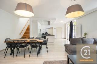<div>
<div>
<div>
<div>
<section>
<div>
<div>
<div>
<div>
<div>
<div>
<h3>CENTURY 21 Vilvoorde – Zaventem stelt deze uitzonderlijke gezinswoning met 5 slaapkamers voor – Een unieke investeringskans</h3>
<p>Gelegen in een prestigieuze en gegeerde woonwijk biedt deze prachtige woning ongeveer <strong>180 m² bewoonbare oppervlakte</strong>, met ruime leefruimtes, een uitstekende staat van onderhoud en een toplocatie naast een groene zone.</p>
<p>De woning beschikt over <strong>5 ruime slaapkamers</strong>, <strong>2 badkamers</strong> en <strong>2 aparte toiletten</strong>, waardoor ze ideaal is voor een groot gezin of als rendabele vastgoedinvestering.</p>
<p>De lichtrijke leefruimte sluit naadloos aan op een <strong>volledig uitgeruste open keuken</strong>, perfect voor gezellige familiemomenten en het ontvangen van gasten. De woning werd ontworpen met aandacht voor comfort, ruimte en functionaliteit.</p>
<p>De ligging is een absolute troef: op slechts <strong>100 meter van de American International School</strong>, in een rustige en groene omgeving, met een vlotte verbinding naar alle voorzieningen en belangrijke invalswegen.</p>
<p>Momenteel wordt de woning succesvol uitgebaat als Airbnb-accommodatie en genereert zij een maandelijkse opbrengst van ongeveer <strong>€4.000</strong>, wat dit pand bijzonder interessant maakt voor investeerders die op zoek zijn naar een aantrekkelijk rendement.</p>
<p>Deze unieke eigendom combineert wooncomfort, een uitzonderlijke ligging en een sterk investeringspotentieel. Zowel voor eigen bewoning als voor verhuur vormt deze woning een uitstekende opportuniteit.</p>
<p>Voor meer informatie of een bezoek, neem contact op met <strong>CENTURY 21 Vilvoorde – Zaventem</strong>.<strong>Een buitenkans die u niet mag missen!</strong></p>
</div>
</div>
</div>
</div>
</div>
</div>
</section>
</div>
</div>
</div>
</div>