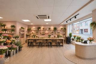 Bent u op zoek naar een handelspand met tal van mogelijkheden op een commerciële ligging? Dan is deze eigendom, gelegen langs een <strong>goed bereikbare invalsweg in RUDDERVOORDE</strong>, absoluut een bezoek waard.<br /><br />Dankzij de ruime etalage en <strong>uitstekende visibiliteit langs de straat </strong>leent dit pand zich perfect voor diverse activiteiten, zoals een winkel, kantoor of beautyconcept...<br /><br />Achteraan bevindt zich een <strong>privatieve tuin,</strong> ideaal om even tot rust te komen tijdens de werkdag.<br /><br /><strong>Indeling: handelsruimte, berging, toilet, terras en tuin.</strong><br /><br /><strong>Extra troeven:</strong><br />Geen renovatieverplichting;<br />Asbestveilig.<br /><br />U kunt een BOD uitbrengen op dit pand, rekening houdend met de <strong>AANVANGSPRIJS van € 175.000,00</strong> , elk hoger BOD wordt voorgelegd aan de eigenaars die al dan niet kunnen ingaan op dit aanbod.