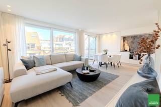 Compleet gerenoveerde penthouse met 2 slaapkamers en 2 zeer grote terrassen met zijdelings zeezicht.Inkomhall met vestiaire en aparte WC. Lichtrijke...