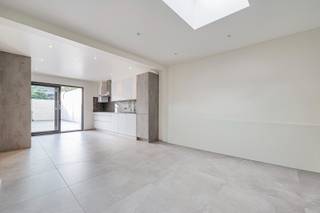 Deze moderne woning werd volledig gestript en zeer degelijk gerenoveerd. De indeling van de woning is als volgt: inkomhal met...