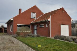 Op zoek naar een vrijstaande woning op een groot perceel (1778 m²) met atelier gesitueerd in een landelijk kader dan biedt dit eigendom u...