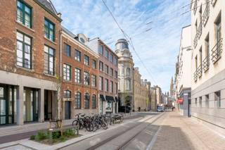 <p>Quares - TREVI Groep presenteert :<br /><strong><span>Uniek handelspand met woonst &amp; zonnige Japanse tuin in hartje Antwerpen</span></strong></p>
<p><span>In de bruisende Lange Nieuwstraat, op een absolute toplocatie in het centrum van Antwerpen, bevindt zich dit karaktervolle handelspand met woonst. Dit veelzijdige pand is perfect geschikt voor diverse commerciële doeleinden, zoals een kantoor, praktijk, showroom, galerij, atelier, kinderdagverblijf, beauty salon, restaurant, yoga- of therapieruimte. Boven geniet je van een stijlvolle woonruimte.</span></p>
<p><span>Grenzend aan de praktijkruimte/kantoor ligt een prachtige zuidgerichte Japanse binnentuin, </span><span>een oase middenin de bruisende stad!</span></p>
<p><span>Dankzij de centrale ligging wandel je zo naar winkels, restaurants en culturele hotspots.</span></p>
<p><span> </span></p>
<p><span>Indeling van het pand:</span></p>
<p><span>✅</span><span> Gelijkvloers – Ruime en flexibele handelsruimte, voorheen een designstudio. Geschikt als kantoor, praktijk of showroom.<br /></span><span>✅</span><span> Eerste verdieping – Stijlvolle woonruimte met parketvloer, een volledig uitgeruste keuken en een ruim, zonnig terras.<br /></span><span>✅</span><span> Tweede verdieping – Twee ruime slaapkamers (mogelijkheid tot drie) en twee badkamers.<br /></span><span>✅</span><span> Zolderverdieping – Extra slaapkamer en een opslagkamer.<br /></span><span>✅</span><span> Kelder – Volledig onderkelderd, ideaal voor extra opslag of uitbreiding van de werkruimte.</span></p>
<p><span> </span></p>
<p><span>Troeven van dit pand</span></p>
<p><span>✔</span><span> Twee overdekte parkeerplaatsen beschikbaar (€50.000 per stuk), met optie voor laadpalen.<br /></span><span>✔</span><span> Zuidgericht dak, perfect voor de plaatsing van meer dan 30 zonnepanelen.<br /></span><span>✔</span><span> Uitstekende commerciële ligging: zichtbaar, centraal én rustig.<br /></span><span>✔</span><span> Gelegen in de </span><span>weldra heraangelegde</span><span> Lange Nieuwstraat, een aantrekkelijke en moderne stadsomgeving.</span></p>
<p><span>Een unieke kans voor ondernemers en investeerders! Interesse? Neem contact op voor meer informatie of een bezichtiging.</span></p>
<p><span> </span></p>
<p><span> </span></p>
<p><span> </span></p>
