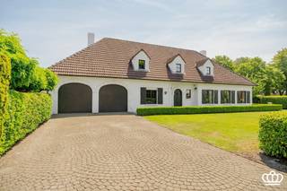 <p><span>Rustig gelegen, ruime landelijke villa te Kalmthout met onder meer leefruimte, bureel, ingerichte keuken, dubbele inpandige garage, berging, 3-4 slaapkamers, 1 badkamer en polyvalente ruimte met uitbreidingsmogelijkheden op een perceel van circa 1.300 m².</span></p><p><span> </span></p><p><span>INDELING</span></p><h4><span>Gelijkvloers:<br />Ruime inkomhal met gastentoilet. Aan de ene zijde bevindt zich een bureel, dat ook perfect kan dienen als slaapkamer. Aan de andere zijde opent zich de ruime leefruimte van ca. 60 m².<br />De leefruimte geniet dankzij de grote raampartijen van een aangename lichtinval en wordt extra sfeervol door de centrale doorkijkhaard. Via de schuiframen loopt u rechtstreeks naar het zuidgerichte terras en de tuin.<br />De halfopen keuken is uitgerust met een oven, koelkast, dubbele spoelbak en gasfornuis. Aansluitend bevindt zich een praktische berging.<br />Verder beschikt het gelijkvloers over een badkamer met dubbele wastafel, ligbad en toilet, een aparte wasberging met aansluitingen voor wasmachine en droogkast en een ruime dubbele inpandige garage.</span></h4><h4><span>Eerste verdieping:<br />De open vide met massief houten trap brengt u naar de eerste verdieping en geeft toegang tot 3 slaapkamers en een polyvalente ruimte. Deze laatste biedt tal van mogelijkheden en kan, na verdere afwerking, worden ingericht als een ruime master suite met een eigen badkamer en dressing.</span></h4><p><span>Tuin:</span></p><p><span>De prachtige tuin is volledig omheind, geniet veel privacy en is voorzien van een zonnig terras.</span></p><p><span>Verder is er voldoende parkeergelegenheid vooraan de woning.</span></p><p><span> </span></p><p><span>Pluspunten:</span></p><p><span>-Gebouwd met duurzame en kwalitatieve materialen</span></p><p><span>-Rustig gelegen</span></p><p><span>-Recente CV ketel</span></p><p><span>-Tijdloze bouwstijl</span></p><p><span>-Dubbele inpandige garage</span></p><p><span> </span></p><p><span> </span></p>