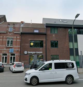 <strong>Te huur: modern en representatief kantoorgebouw op een uitstekende commerciële locatie in Doornik, pal naast het grote bankkantoor van BNP Paribas Fortis.</strong> Het pand maakt deel uit van de prestigieuze ontwikkeling <strong>Jardins de la Pasture</strong>, een dynamische omgeving met in de onmiddellijke nabijheid een groot aantal recente nieuwbouwappartementen, wat bijdraagt aan een levendige en aantrekkelijke locatie. <strong>Dit veelzijdige gebouw bestaat uit een gelijkvloers, twee bovengrondse verdiepingen (+1 en +2) en een ondergrondse verdieping (-1),</strong> waardoor het uitermate geschikt is voor vrije beroepen, dienstverlenende bedrijven of ondernemingen die op zoek zijn naar een professionele en goed bereikbare vestiging. Voor het gebouw is ruime straatparking beschikbaar, wat het comfort voor zowel medewerkers als bezoekers ten goede komt. Dankzij de strategische ligging geniet het pand van een uitstekende zichtbaarheid en een vlotte bereikbaarheid. De maandelijkse huurprijs bedraagt € 2.200. De onroerende voorheffing is ten laste van de huurder.<br /><strong>Beschikbaar: onmiddellijk. </strong>