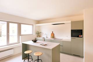 Licht, stijlvol & helemaal instapklaar – 2 slaapkamers + terras! Op zoek naar een appartement waar je meteen verliefd op wordt? Dit knap gerenoveerde pareltje heeft alles in huis! Dankzij de halfopen ligging en de vele raampartijen baadt het appartement in natuurlijk licht.(2de verdieping links)De moderne open keuken vloeit naadloos over in de gezellige leefruimte en zorgt voor een heerlijk ruimtelijk gevoel.Verder vind je hier twee fijne slaapkamers en een stijlvolle, volledig vernieuwde badkamer met ligbad. Ook buiten genieten? Dat kan op het aangename terras aan de achterzijde. Ideaal voor een aperitiefje in de zon of een heerlijk relaxmoment! Modern, lichtrijk en 100% instapklaar. Hier hoef je alleen nog maar je meubels neer te zetten en te genieten! GARAGES APART TE KOOP🏡 KIJKDAG – ZATERDAG 24 OKTOBER Benieuwd of dit jouw nieuwe thuis wordt? Kom de sfeer zelf opsnuiven tijdens onze kijkdag op zaterdag 24 oktober, tussen 10.00 en 13.00 uur.📅 Bezoeken uitsluitend op afspraak!Reserveer jouw plekje via: britt@koosi.be of telefonisch op 0487 87 87 02Tot binnenkort?