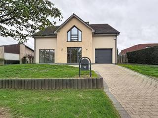 <p>Bent u op zoek naar een instapklare villa met een groen en rustig karakter? Deze woning biedt precies dat: een ruime, lichte woning van 212 m² in een residentiële omgeving, met een zuidgerichte tuin en terras. U komt binnen via een inkomhal, die toegang geeft tot de ruime woonkamer van 36,7 m² die het hart vormt van de villa en sluit aan op een geïnstalleerde keuken, uitgerust met dampkap, oven, kookvuur, spoelbak, koelkast en vaatwasser. Via de nachthal bereikt men de slaapkamers (12,5, 17,6 en 17,5 m²) en twee volwaardige badkamers, één met bad en één met douche. Deze villa werd opgetrokken met oog voor lichtinval en verkeert in instapklare staat. De zongerichte tuin en het terras zorgen voor tal van zonnige momenten, terwijl garage en buitenparking het parkeergemak vervolledigen. De woning beschikt over individuele gascentrale verwarming met radiatoren en heeft EPC-label C. Bloemendal ligt in een rustige, residentiële hoek van Dilbeek, toch dicht bij voorzieningen, scholen en invalswegen richting Brussel. Wenst u deze villa te bezichtigen? <strong>Plan je bezoek in via www.living-stone.be</strong></p>