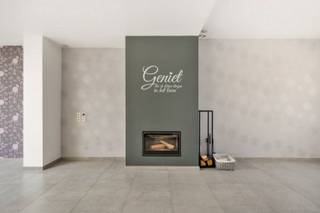 - Volledig gerenoveerde, instapklare woning<br />- Ideale ligging in Menen: Vooruitgangsstraat 33<br />- Ruime en lichtrijke leefruimte<br />- Open keuken<br />- Zonnige, verzorgde tuin met terras en uitweg voor fietsen<br />- 3 slaapkamers<br />- 2 badkamers (1 met ligbad en 1 met douche)<br />- 3 toiletten<br />- Aangesloten regenwaterput van 10.000 liter<br />- Conforme elektriciteit<br />- Uitstekend EPC: 207 kWh/m²/jaar, UC: 3594273<br />- Richtprijs: € 279.000