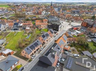 <p><span>Beslist u voor 31/12/2025 dat u </span><span>éé</span><span>n van deze woningen aankoopt? Dan leggen wij voor u het terras en de oprit aan!</span></p><p><span> </span></p><p><span>Het nieuwbouwproject Guynemer is een project waarin we 5 nieuwbouwwoningen gaan ontwikkelen. Voor deze nieuwbouwwoningen trekken we de lijn van onze vorige nieuwbouwprojecten door, waar 3 troeven centraal staan!</span></p><p><span> </span></p><ul><li><span>Ligging</span><span>: de nieuwbouwwoningen bevinden zich in het levendige Poelkapelle, een deelgemeente van Langemark-Poelkapelle. Bovendien hebben deze woningen een zeer centrale ligging tussen Ieper en Roeselare, maar ook een vlotte verbinding met het centrum van Langemark-Poelkapelle alsook Zonnebeke.</span></li><li><span>(Woon)oppervlakte</span><span>: De woningen zijn halfopen (3 woningen) of gesloten (2 woningen), maar hebben allemaal een directe toegang tot de tuin. De woningen bevatten o.a. 3 slaapkamers en hebben een woonoppervlakte (180m</span><span>²</span><span> tot 196 m</span><span>²</span><span>) die optimaal benut kan worden. Naast de bewoonbare ruimtes, worden de woningen ook voorzien van een ruime inpandige garage, zolder (wat altijd nuttig is) en extra berging op het verdiep. De woningen hebben ook ruime tuinen (200 m</span><span>²</span><span>tot 276m</span><span>²</span><span>). </span></li><li><span>Woonkwaliteit:</span><span> E20 wordt de EPB-norm van de woningen, wat de koper 50% korting geeft op de onroerende voorheffing gedurende 5 jaar. Naast dit scherpe E-peil streven we naar de maximale prijs-kwaliteit verhouding d.m.v. vloerverwarming, ventilatiesysteem D, aluminium ramen, kwalitatieve keuken,</span><span>…</span><span>. te voorzien. </span></li></ul><p><span> </span></p><p><span>Extra troeven voor deze woningen zijn:</span></p><p><span> </span></p><ul><li><span>Vloerverwarming;</span></li><li><span>Ventilatiesysteem D;</span></li><li><span>Buitenschrijnwerk in ALU;</span></li><li><span>Regenwaterput van 10.000 L bij iedere woning</span></li><li><span>Halfopen woningen, bij de 2 gesloten woningen is er een directe toegang tot de tuin via de garage;</span></li><li><span>Inpandige garage en extra autostaanplaats bij iedere woning;</span></li><li><span>Als bouwheer garanderen we een E-peil van E20, wat u als koper recht heeft op een korting van 50% op uw onroerende voorheffing gedurende 5 jaar;</span></li><li><span>U koopt rechtstreeks van de bouwheer;</span></li></ul><p><span> </span></p><p><span> </span></p><p><span>Wij streven naar de maximale prijs-kwaliteit verhouding, de volledige afwerking van de woningen staat verder omschreven in het lastenboek. </span></p><p><span> </span></p>