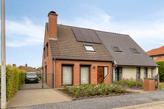 <p>Immo Pické biedt U deze zeer rustig en goed gelegen driegevelwoning aan in Halle (Essenbeek), gelegen in de onmiddellijke omgeving van winkels, scholen, openbaar vervoer en belangrijke verbindingswegen. Deze zeer goed onderhouden woning bestaat op het gelijkvloers uit een inkomhal met apart gastentoilet, een mooie woonkamer met aansluitende keuken en een berging, ideaal als stockageruimte en wasplaats. Op de verdieping bevinden zich een nachthal, 3 slaapkamers (14 m², 12,50 m² en 9 m²) en een badkamer met ligbad, dubbele lavabo en toilet. Bovendien beschikt de woning over een zolder, ideaal voor extra stockage. Achter de woning bevindt zich een aangenaam terras en een zeer mooie, perfect onderhouden tuin. Daarnaast is er aan de linkerzijde van de woning plaats om meerdere auto’s te parkeren. Op technisch vlak beschikt deze woning eveneens over verschillende troeven, waaronder een gunstige EPC-score met label B (158 kWh/m²jaar), centrale verwarming op gas met een condensatieketel van 2014, een speksteenkachel die bijdraagt aan extra warmte en gezelligheid, en 6 zonnepanelen die zorgen voor een lagere energiekost. De woning is beschikbaar uiterlijk twee maanden na de akte. Bij vragen of interesse in een bezoek, aarzel dan zeker niet om ons kantoor te contacteren.</p>