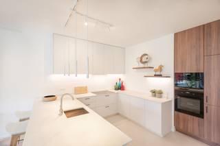 Dit prachtig appartement bevindt zich op een heerlijke en unieke centrumlocatie te Leuven. <br />De onmiddellijke nabijheid van tal van winkels en ontspanningsmogelijkheden biedt u de meest ideale leefomgeving.<br />Een ruime private tuin waar het heerlijk vertoeven is betreft uiteraard een enorm gegeerde en unieke troef.<br />De royale eet- en leefruimte genieten door de knappe breedte van het appartement van mooi zicht op de tuin alsook Sint-Geertrui abdij. Grote raampartijen bieden u steeds een zeer aangename en lichtrijke leefomgeving.<br />De knappe geïnstalleerde halfopen leefkeuken geniet van een aansluitend praktische bergruimte.<br />Kwalitatieve en karaktervolle materiaalkeuzes vormen de leidraad doorheen het gehele appartement.<br />Verder beschikt het appartement over een mooie badkamer met inloopdouche en toilet.<br />Er biedt zich de mogelijkheid om een ondergrondse garagebox bij aan te kopen aan 50.000 EUR. <br />Op zoek naar een prachtig gelijkvloers appartement met tuin op een unieke locatie te Leuven centrum? Laat de beelden voor zich spreken en contacteer ons voor een bezoek ter plaatse.<br />info@covas.be // 016 40 60 20 // www.covas.be