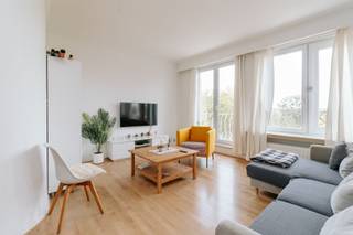 <p>Op een centrale ligging in Wilrijk vinden we dit lichtrijke en instapklare appartement met een bewoonbare oppervlakte van maar liefst <strong>107 m². </strong>Dankzij de gunstige ligging geniet je hier van een vlotte bereikbaarheid, met winkels, openbaar vervoer en belangrijke invalswegen vlakbij.</p><p><br /></p><p>Bij het betreden van het appartement kom je in de inkomhal die toegang geeft tot de verschillende ruimtes. De leefruimte is aangenaam ruim en baadt in natuurlijk licht, wat meteen zorgt voor een open en gezellig gevoel. Aansluitend bevindt zich de keuken, praktisch ingericht en voorzien van alle nodige comfort.</p><p><br /></p><p>Verder beschikt het appartement over 2 volwaardige kamers die flexibel kunnen ingericht worden als slaapkamer, bureau of hobbyruimte. De badkamer is functioneel en het appartement biedt bovendien voldoende praktische opbergruimte.</p><p><br /></p><p><strong>Troeven</strong>: zeer ruim appartement - gunstig EPC label A - nieuwe CV-ketel 2022 - elektriciteit is conform.</p>