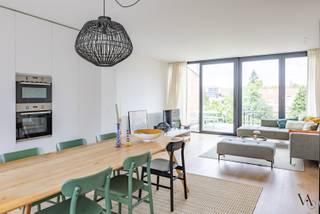 <p>In de gezellige en gegeerde woonwijk Nieuw Kwartier in Leuven bevindt zich dit ruime en moderne duplexappartement, gelegen op de eerste en tweede verdieping van een kleinschalige residentie uit 2019. Met een bewoonbare oppervlakte van ca. 110 m², twee slaapkamers en een royale leefruimte biedt het appartement bijzonder veel wooncomfort.<br /><br />De lichtrijke leefruimte vormt het hart van het appartement en biedt volop plaats voor een gezellige zit- en eethoek. Aansluitend bevindt zich de volledig ingerichte keuken. Achteraan geeft de leefruimte uit op een ruim dakterras, een aangename buitenruimte waar je in alle rust van het buitenleven kan genieten.<br /><br />Verder beschikt het appartement over twee volwaardige slaapkamers, een badkamer en praktische bergruimte. Een private kelderberging biedt bovendien extra opslagmogelijkheden.<br /><br />Dankzij de recente bouw geniet het appartement van een hedendaagse uitstraling en een aangename woonkwaliteit. De duplexindeling zorgt voor een fijne scheiding van de verschillende woonfuncties en geeft het geheel het gevoel van een echte stadswoning.<br /><br />De ligging in het Nieuw Kwartier combineert rustig en aangenaam wonen met de nabijheid van het centrum van Leuven. Winkels, openbaar vervoer, gezellige horecazaken en tal van andere voorzieningen bevinden zich op wandelafstand.<br /><br />Huurprijs € 1.750/maand – geen gemeenschappelijke kosten - beschikbaar vanaf 1 september.<br /><br />Interesse? Neem gerust contact met ons op voor meer informatie of om een bezoek in te plannen.</p>