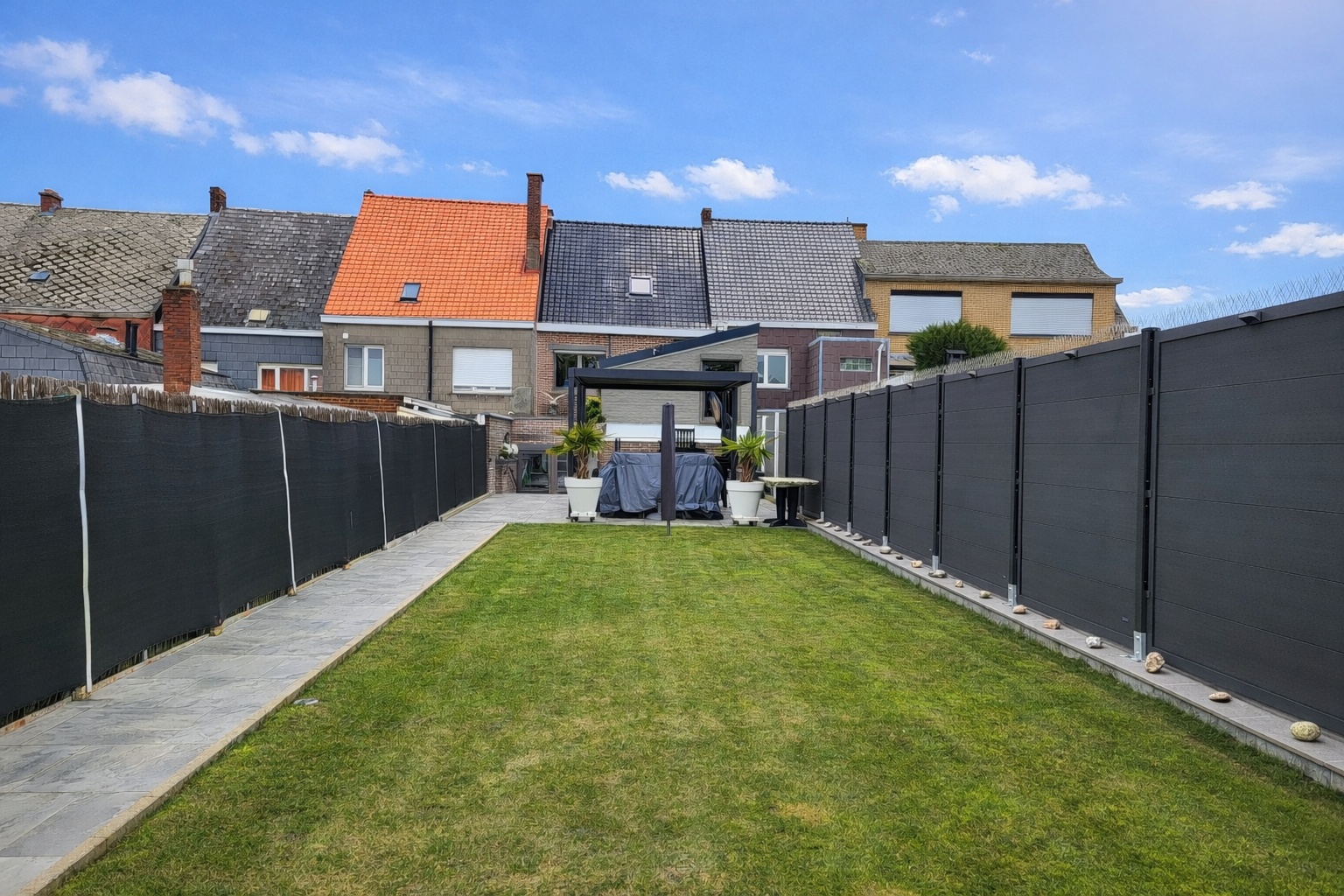 Deze charmante en verrassend ruime woning combineert karakter met hedendaags comfort en is gelegen op een perceel van 341 m² met een zuidwestgericht terras. - foto 3