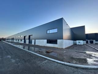 10 Nieuwbouw KMO units (*** LAATSTE 2 TE KOOP ***) te koop met oppervlakte van 510 m².<br /><br />Groot voordeel is dat elk van deze units met groot transport kunnen bereikt worden.<br /><br />Aangeboden unit: 510 m² - inclusief 5 parkeerplaatsen<br />Voorzien van verlichting, water, internet, alarm, rookdetectie...<br /><br />DM-bedrijvenpark maakt deel uit van de KMO Site ‘GROTE NEST’ gelegen aan het kanaal Gent-Terneuzen. Deze zone beschikt over een volledige industriële uitrusting en is bedoeld voor haven gebonden bedrijven. Deze ontwikkeling gebeurt op het laatste beschikbare perceel op deze site. De rest van de KMO-zone is reeds volledig volgebouwd rond de nieuw aangelegde uitsluitingsweg en geeft uit op de kanaaloever. De units voldoen aan de vereisten van ‘ niet verwarmde bedrijfsgebouwen ’.<br /><br />De units worden casco opgeleverd. Staalstructuur met plint van 2.4m hoog en geïsoleerde sandwichpanelen, polierbetonvloer, vloer  met puntbelasting  van 3 ton/m² tussenwanden zijn in beton en 14cm dik, dak is in steeldeck, lichtstraten van 3x12meter, sectionaalpoort, alu schrijnwerk.  <br />De KMO-units zullen voorzien worden van drijfkracht en elektriciteit, internet, septische put, regenwaterput.<br /><br />In de KMO-units kunnen mogelijks een showroom of kantoren gecreëerd worden.  Parkings voorzien.<br /><br />Meer info via mail of telefonisch op nr. 0475 32 51 89.