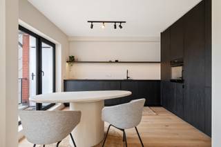 Volledig gerenoveerde appartement met gunstig EPC gelegen in het centrum van Schilde. Dankzij het zuidoostgerichte terras en de drie volwaardige slaapkamers geniet je hier van zowel comfort als ruimte.<br /><br />1STE VERDIEPING<br />Inkomhal 7m² op parket met gastentoilet en handenwasser.<br />Woonkamer 33m² op parket met open keuken.<br />Volledig ingerichte keuken met composieten werkblad.<br />Wasplaats 2m² op parket met aansluiting voor wasmachine en droogkast.<br />Nachthal 5m² op parket.<br />1ste slaapkamer 12m² op parket.<br />Badkamer 7m² met inloopdouche, bad, dubbel lavabomeubel en verlichte spiegel.<br />2de slaapkamer 10m² op parket.<br />3de slaapkamer 19m² op parket.<br />Terras 35m² met kastberging.<br />Garagebox achteraan verplicht bij aan te kopen € 30.000,-<br />BIJZONDERHEDEN<br />De vermelde “bewoonbare oppervlakte” is gebaseerd op de “bruikbare vloeroppervlakte” zoals vermeld in het EPC.<br />CV op aardgas, dubbele beglazing, schrijnwerk in PVC, parlofoon.<br /><br />POSITIEVE PUNTEN<br />Gunstig EPC<br />Zéér centraal gelegen<br />Volledig gerenoveerd in 2024<br />Riant zuidoost terras<br />3 slaapkamers