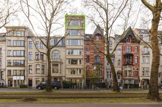 <p>Vragen of interesse? Neem gerust contact op met Kevin Jansegers via <u>kevin.jansegers@copandi.be</u> of telefonisch via +32 478 96 68 17.</p><p><br />Dit penthouse op de zesde verdieping beschikt over een ruime en lichtrijke leefruimte. Aansluitend bevindt zich de open keuken die praktisch is ingericht en voldoende ruimte biedt voor dagelijks comfort.</p><p>Via de centrale hal bereik je de overige ruimtes van het appartement. Er zijn twee slaapkamers aanwezig. De badkamer is uitgerust met bad en wastafel.</p><p>Een extra troef is het terras dat aansluit aan één van de slaapkamers en zorgt voor een aangename buitenruimte midden in de stad.</p><p></p><p><strong>Kenmerken</strong><br />✅ Twee slaapkamers<br />✅ Ruime leefruimte<br />✅ Praktische keuken<br />✅ Terras<br />✅ Gelegen op de zesde verdieping</p><p></p><p>Dit appartement in Antwerpen biedt een comfortabele indeling en een aangename buitenruimte. Ideaal voor starters, koppels of als investering op een centrale ligging.</p>