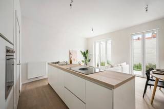 Dit gelijkvloers nieuwbouwappartement ligt vlakbij het centrum van Staden. Het appartement is als volgt ingedeeld: inkomhal met apart toilet,...