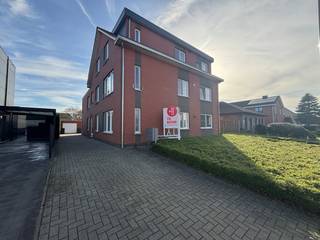 La disposition est la suivante :- Grand espace de vie très lumineux- Cuisine équipée directement accessible depuis le salon.- 2 chambres, dont...